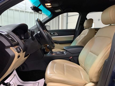 Used 2017 Ford Explorer XLT w/ Equipment Group 202A image 4