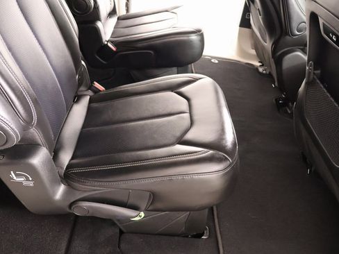 Used 2024 Chrysler Pacifica Touring-L image 15