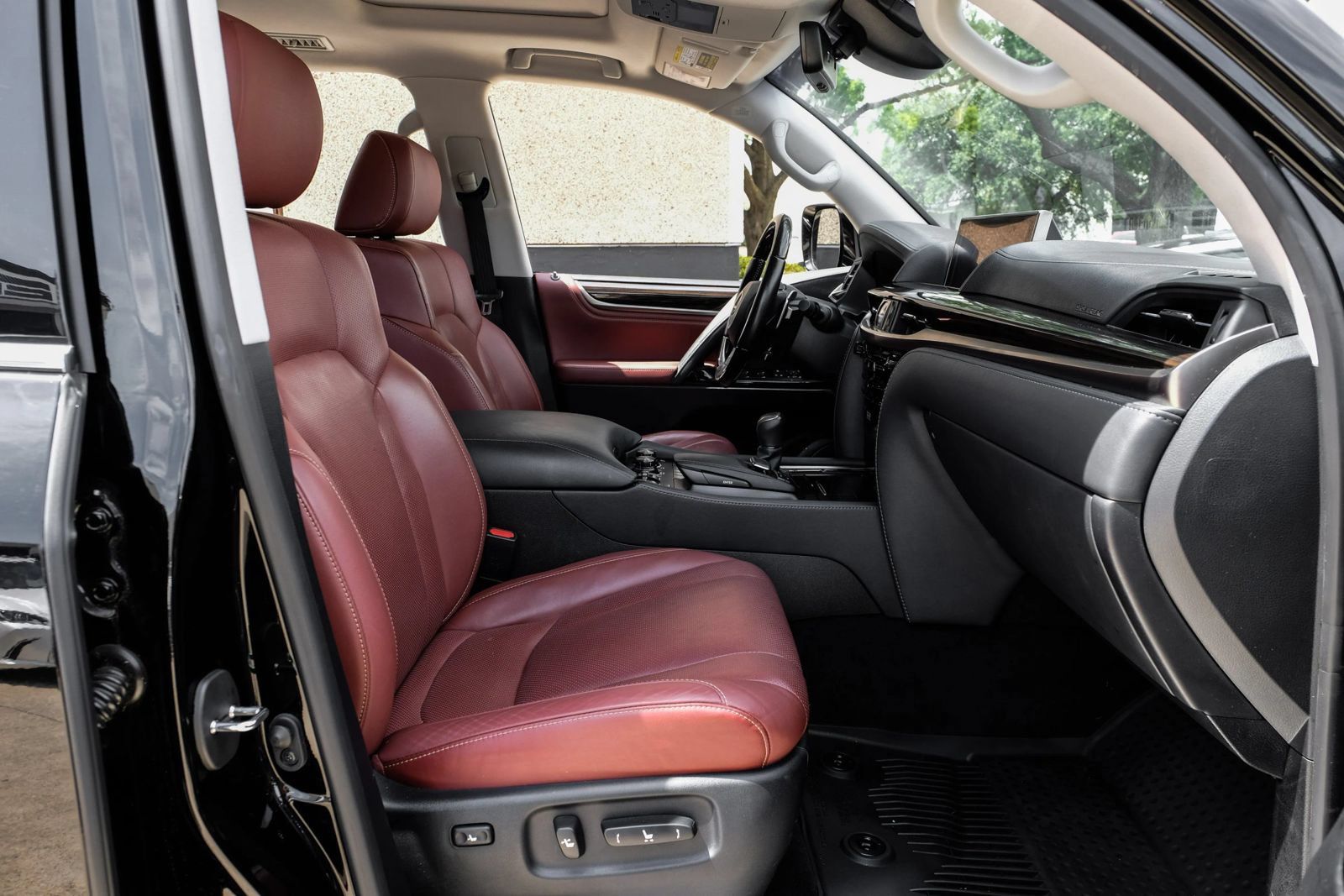 Used 2021 Lexus LX 570 4WD w/ Luxury Package image 32
