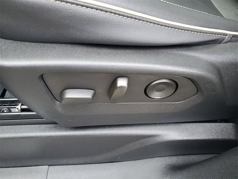 Used 2021 GMC Yukon XL SLT w/ SLT Premium Package image 7