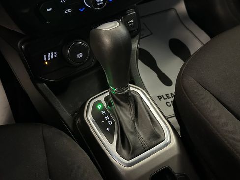 Used 2022 Jeep Renegade Latitude AWD/4WD image 16