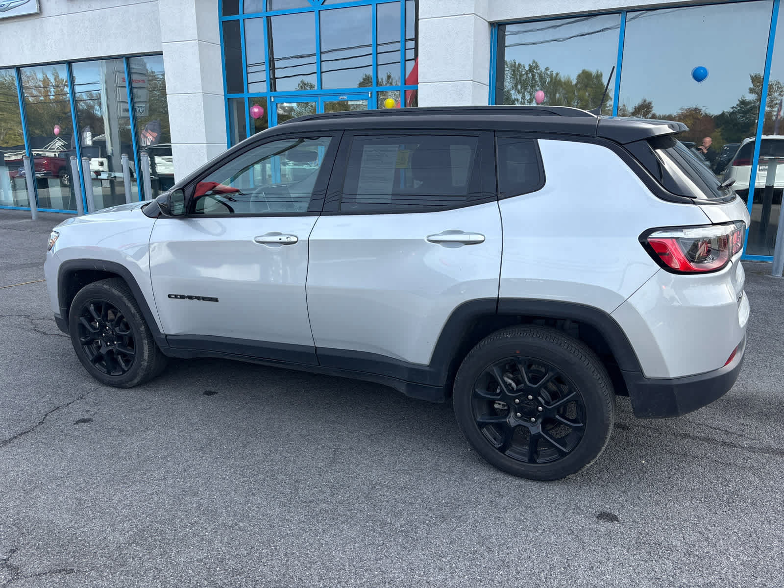 Used 2024 Jeep Compass Latitude w/ Convenience Group AWD/4WD image 2