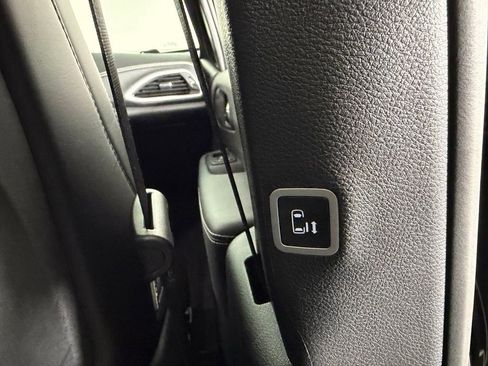 Used 2025 Chrysler Pacifica Select w/ Uconnect Theater Family Group FWD image 34
