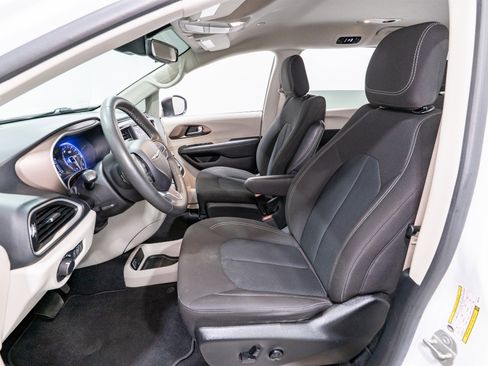 Used 2023 Chrysler Voyager LX FWD image 14