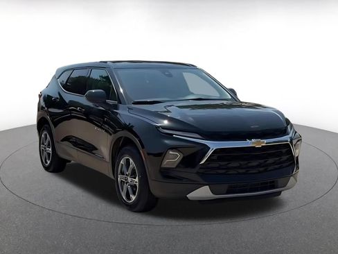 Used 2026 Chevrolet Blazer LT FWD image 3