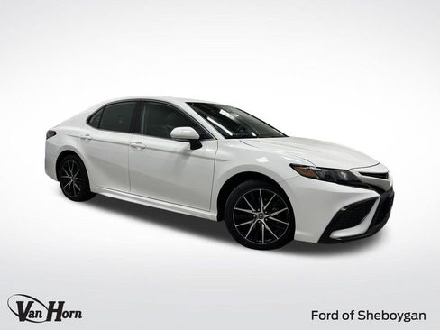 Used 2024 Toyota Camry SE image 1