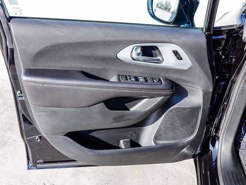 New 2026 Chrysler Pacifica Limited image 27