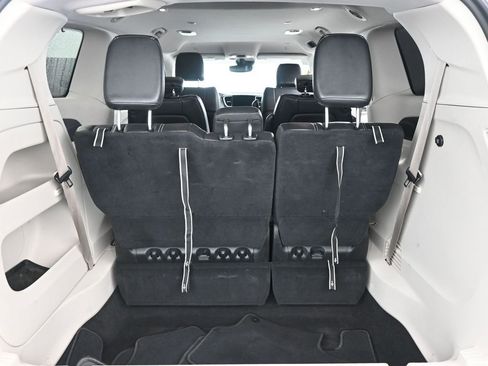 Used 2022 Chrysler Pacifica Touring-L image 9