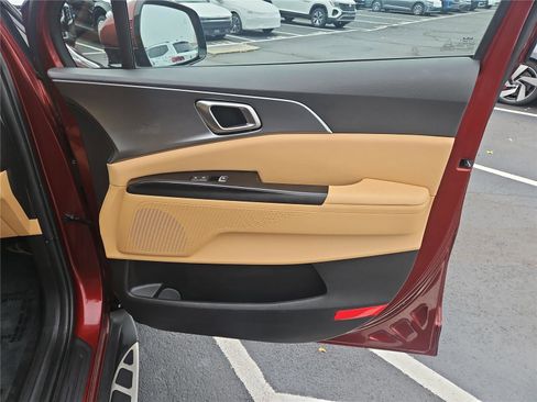 Used 2023 Kia Carnival LX image 28