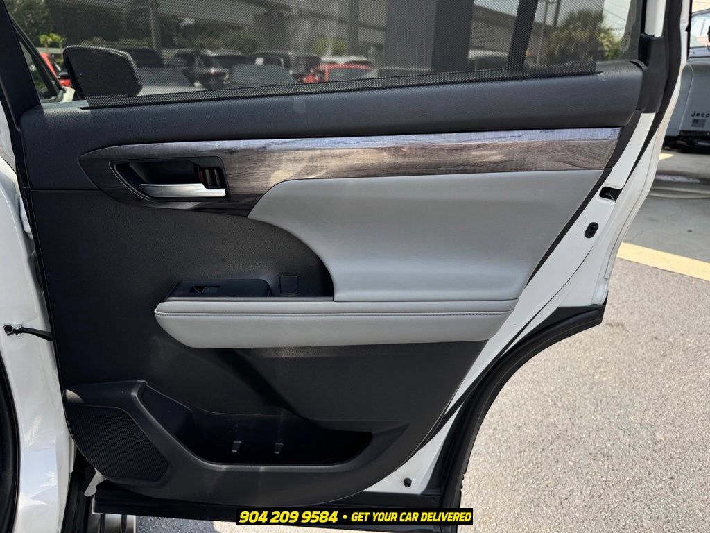 Used 2021 Toyota Highlander Limited FWD image 36