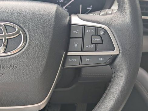 Used 2024 Toyota Sienna XLE FWD image 21