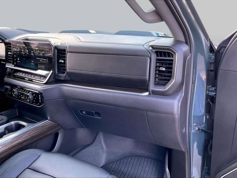 Used 2025 Chevrolet Silverado 1500 LT Trail Boss w/ Convenience Package II AWD/4WD image 19