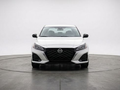 Used 2025 Nissan Altima 2.5 SV FWD image 2