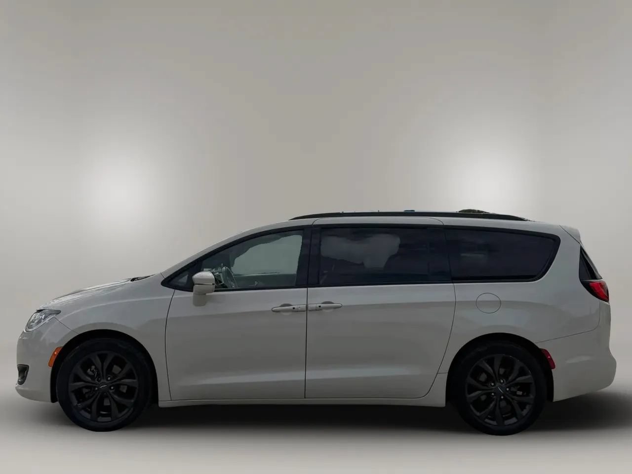Used 2020 Chrysler Pacifica Limited w/ S Appearance Package FWD image 4