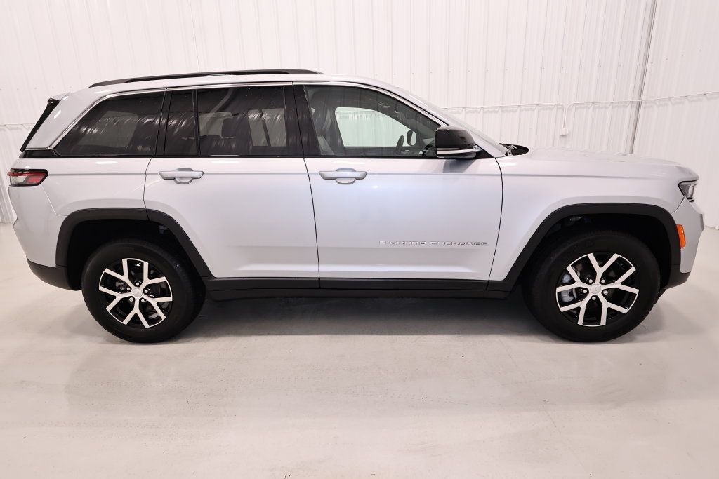 Used 2024 Jeep Grand Cherokee Limited AWD/4WD image 2