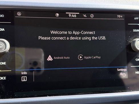 Certified 2024 Volkswagen Taos SE image 9