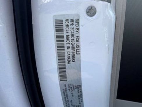 Certified 2024 Chrysler Pacifica Touring-L FWD image 17