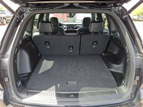 Used 2025 Jeep Grand Cherokee Altitude RWD image 22