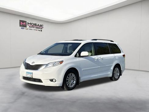 Used 2014 Toyota Sienna XLE FWD image 4
