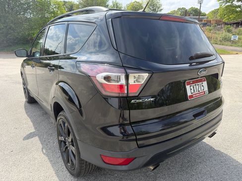 Used 2017 Ford Escape SE w/ Equipment Group 201A image 3