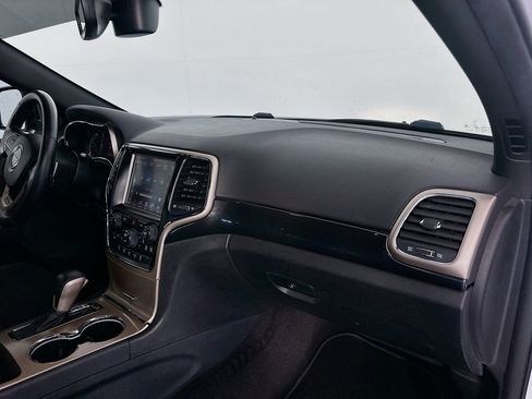Used 2017 Jeep Grand Cherokee Laredo image 28