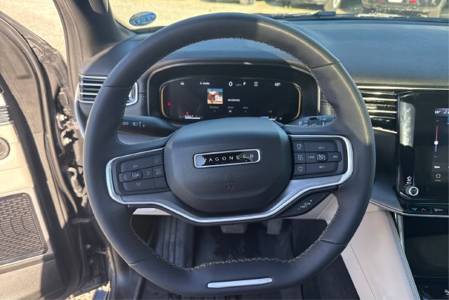Used 2025 Jeep Wagoneer Series III w/ Premium Group I AWD/4WD image 16