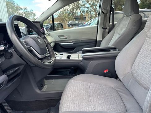Used 2021 Toyota Sienna LE FWD image 10