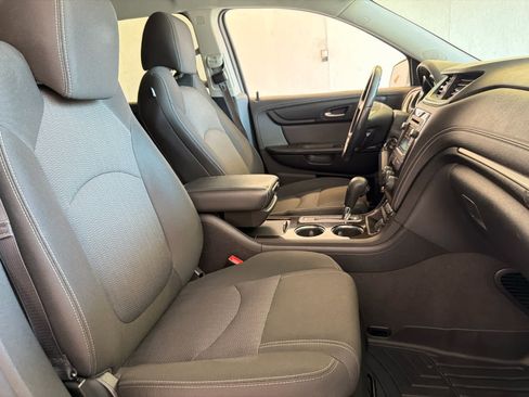 Used 2017 Chevrolet Traverse LT w/ Style and Technology Package FWD image 27