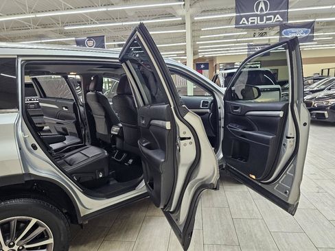 Used 2019 Toyota Highlander XLE FWD image 16