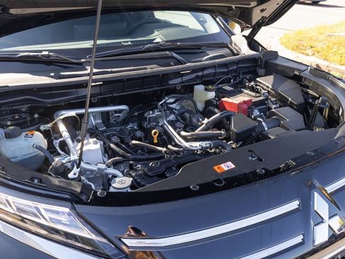 Used 2025 Mitsubishi Outlander SE image 34