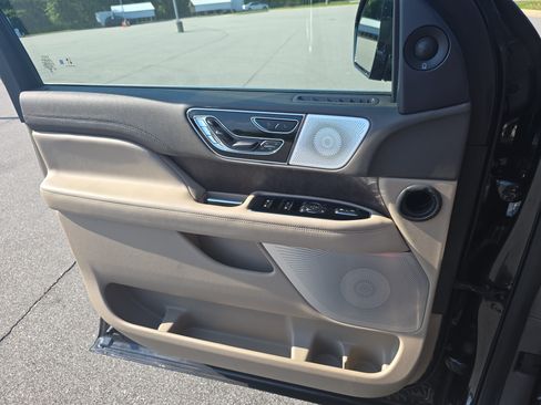 Used 2023 Lincoln Navigator L Reserve AWD/4WD image 27