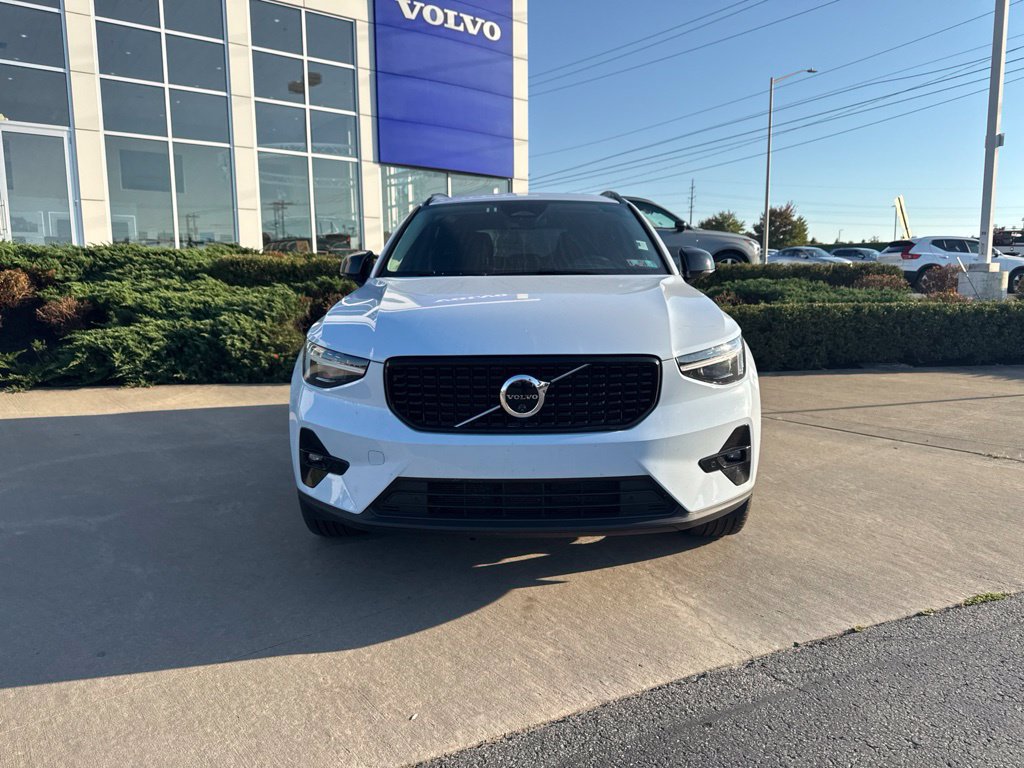 Used 2026 Volvo XC40 B5 Plus AWD/4WD image 2