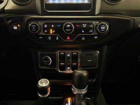 Used 2022 Jeep Gladiator Willys image 26