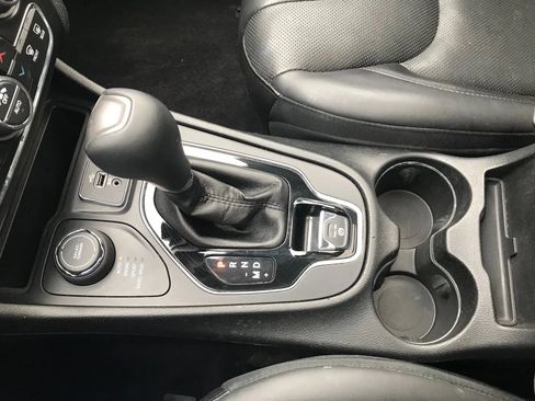 Used 2019 Jeep Cherokee Limited w/ Technology Group image 34