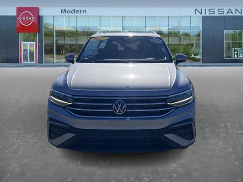 Used 2022 Volkswagen Tiguan SE w/ Panoramic Sunroof Package image 2
