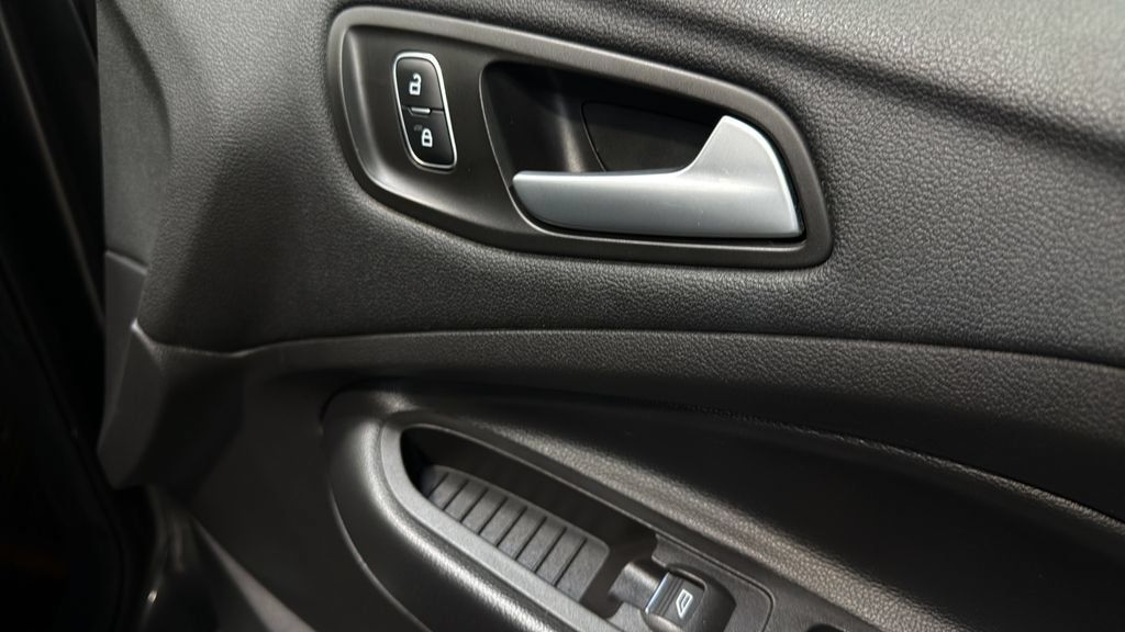 Used 2019 Ford Escape SE w/ SE Sport Appearance Package AWD/4WD image 10