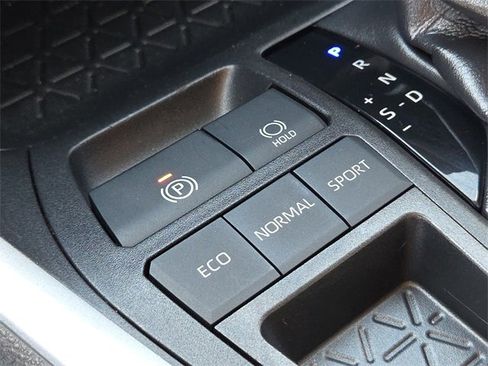 Used 2020 Toyota RAV4 LE image 24