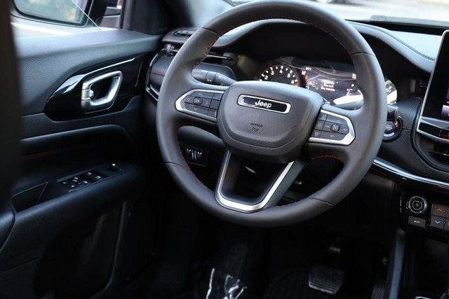 Used 2025 Jeep Compass Trailhawk AWD/4WD image 23