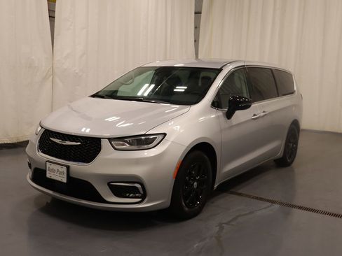 Used 2024 Chrysler Pacifica Touring-L image 5