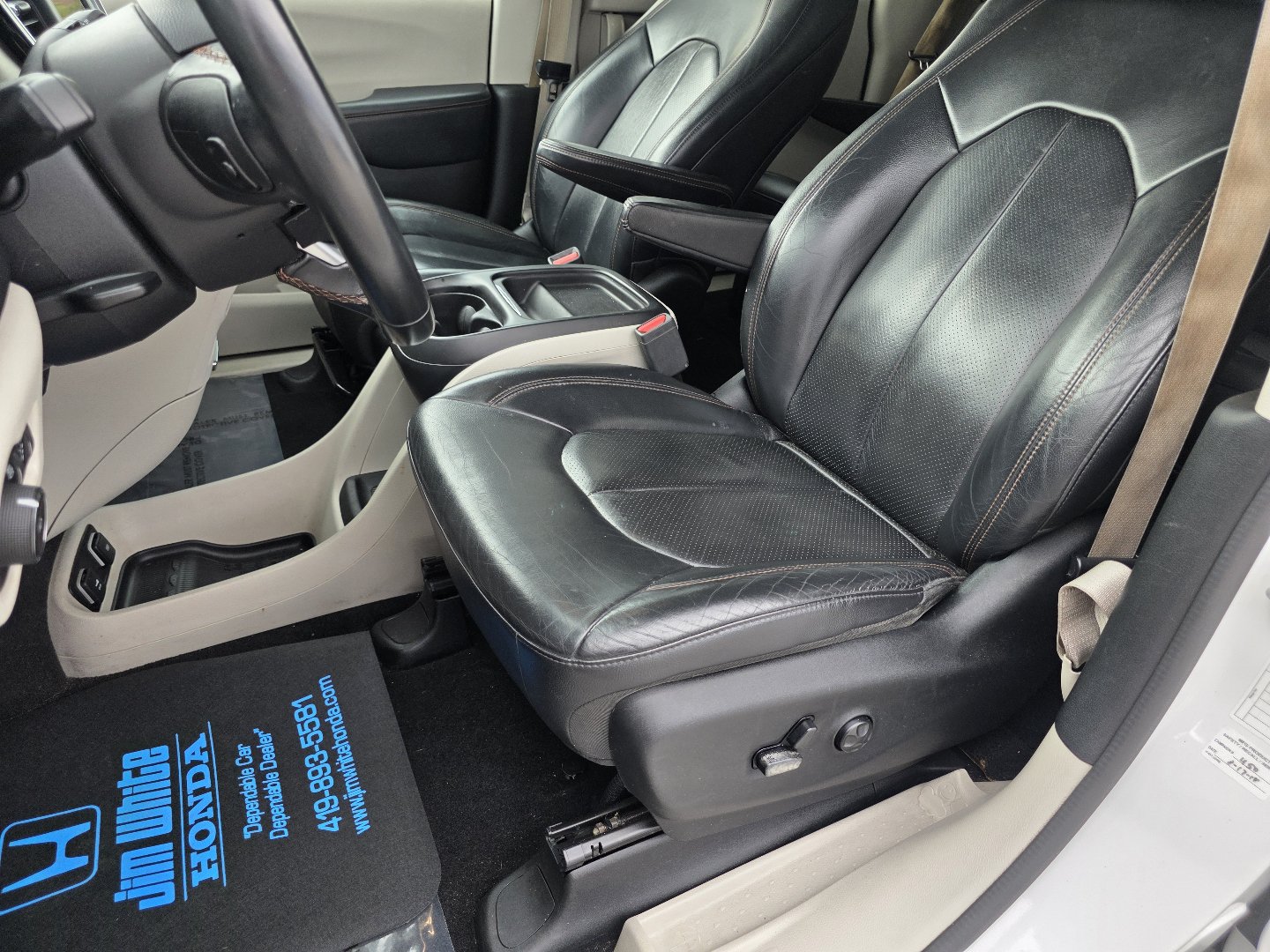 Used 2018 Chrysler Pacifica Touring-L FWD image 22