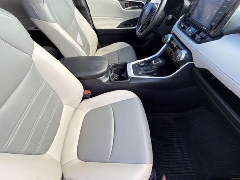 Used 2021 Toyota RAV4 XLE Premium image 34