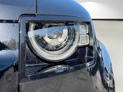 Certified 2025 Land Rover Defender 110 X-Dynamic SE AWD/4WD image 9