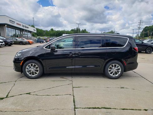 New 2026 Chrysler Pacifica Select AWD/4WD image 6