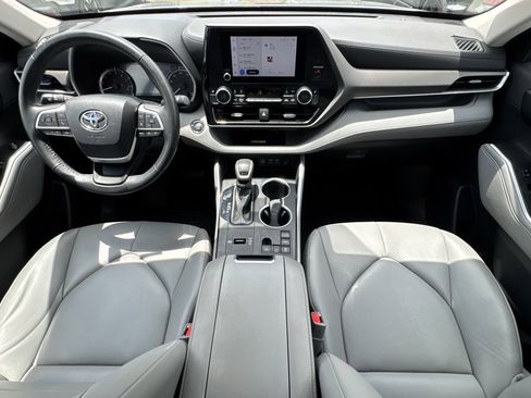 Used 2023 Toyota Highlander XLE FWD image 23