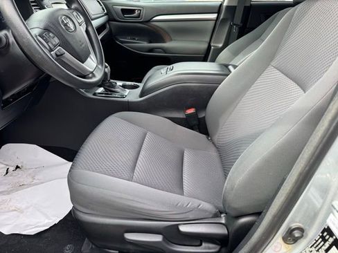 Used 2017 Toyota Highlander LE w/ Carpet Mat Package image 5