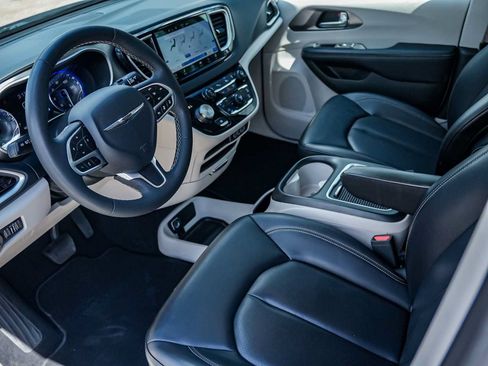 Used 2023 Chrysler Pacifica Touring-L FWD image 9