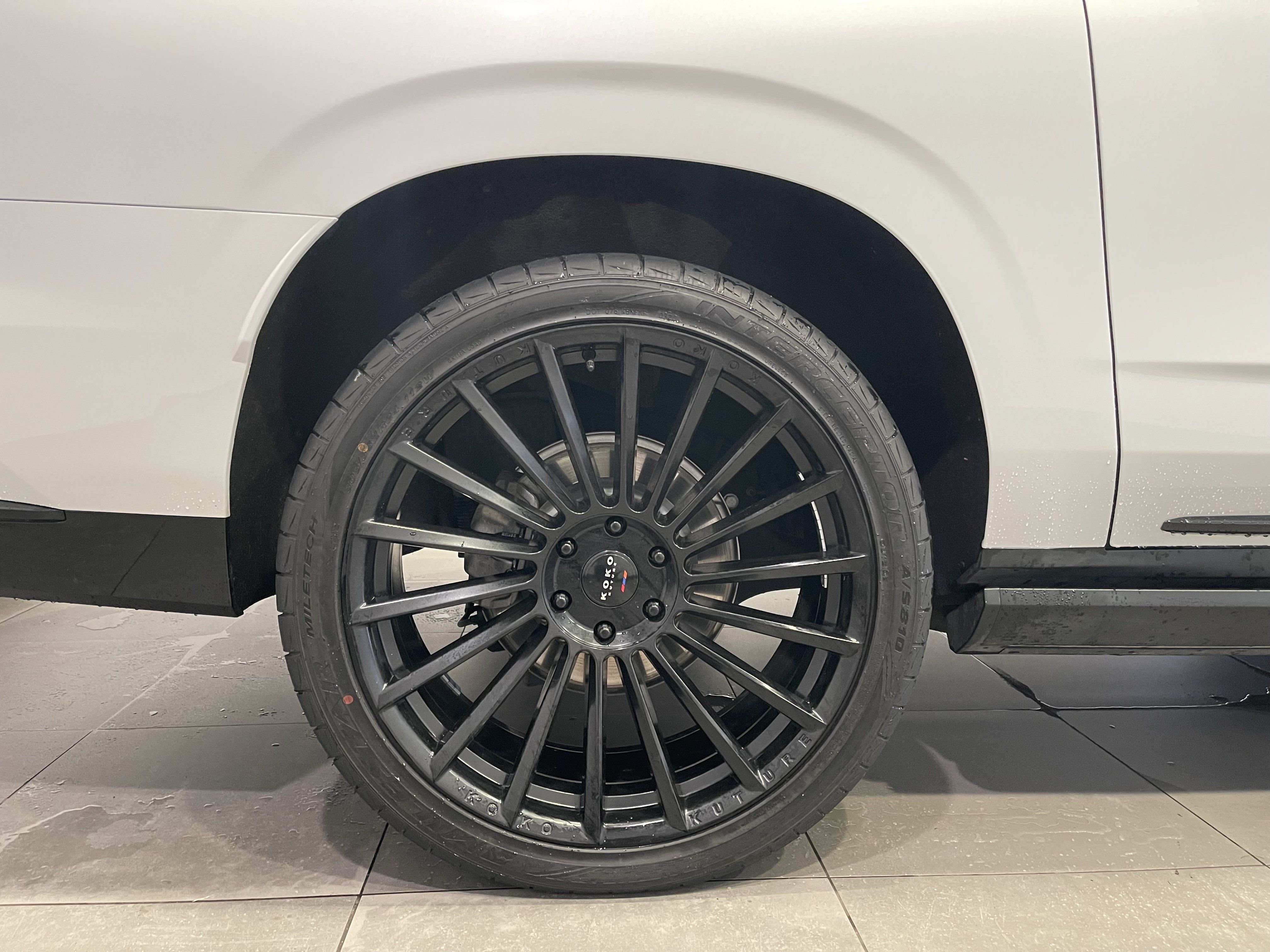 Used 2023 Cadillac Escalade ESV Sport Platinum AWD/4WD image 9
