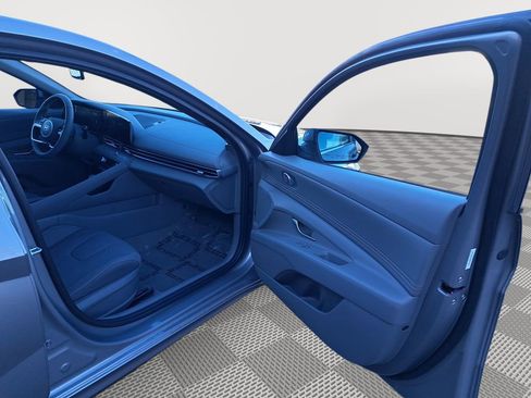 New 2025 Hyundai Elantra SEL image 18