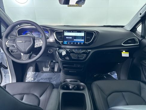 New 2026 Chrysler Voyager LX image 3