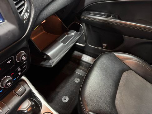 Used 2019 Jeep Compass Latitude w/ Cold Weather Group FWD image 24